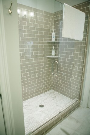 Ensemble baignoire-douche, séchoir à cheveux, serviettes fournies, savon