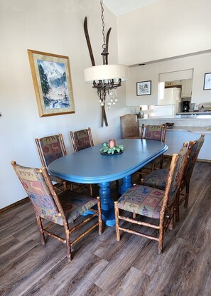 Dining - Mountain views, 30 minutes to Wolf Creek, close to restaurants, pubs and shops.  (Pagosa Springs)