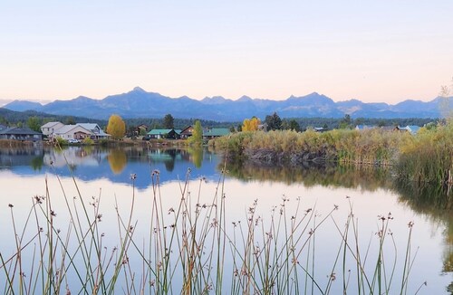 Mountain views, a short walk to the lake, and just 30 minutes from Wolf Creek.