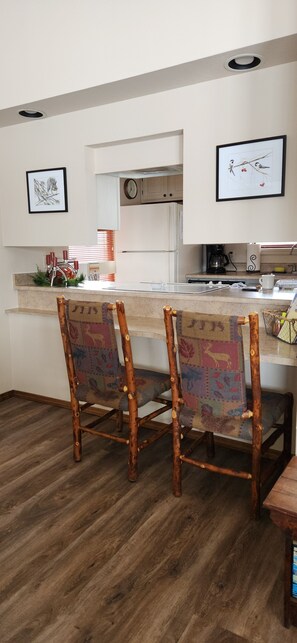 Een koelkast, een magnetron, een oven, een kookplaat