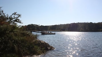 Plage à proximité, chaises longues, serviettes de plage