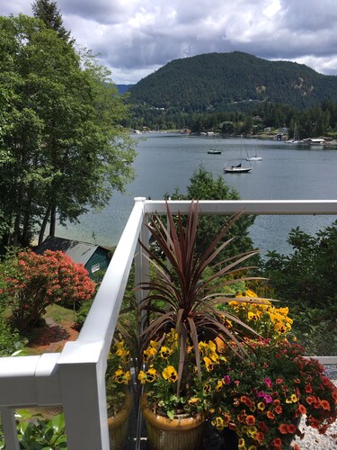 C'est une courte distance au paradis, laissez-vous aller à cette maison de bord de l'eau avec un quai