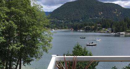 C'est une courte distance au paradis, laissez-vous aller Ă cette maison de bord de l'eau avec un quai