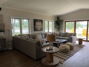 TV connectée, cheminée, jeux vidéo, lecteur de DVD