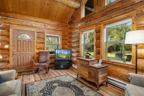 TV - Steps to the River! River Edge Cabin (Columbia Falls)