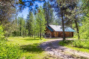 Exterior - Steps to the River! River Edge Cabin (Columbia Falls)