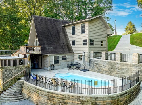 4 Bedrooms, Heated Private pool, hot tub, Game room, and Water Front View!