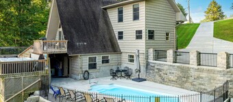 4 Bedrooms, Heated Private pool, hot tub, Game room, and Water Front View!