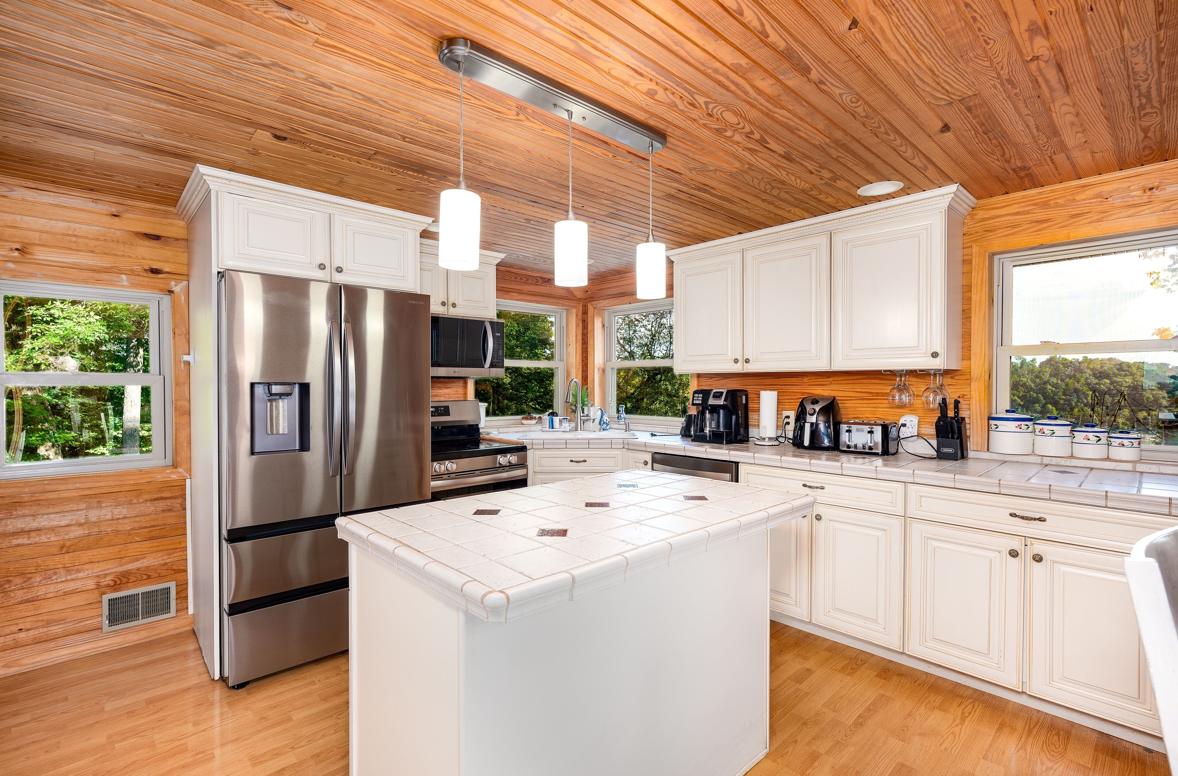 Frigorífico, microondas, horno y placa de cocina