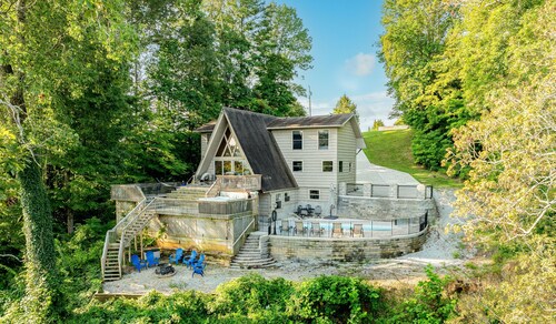 4 Bedrooms, Heated Private pool, hot tub, Game room, and Water Front View!