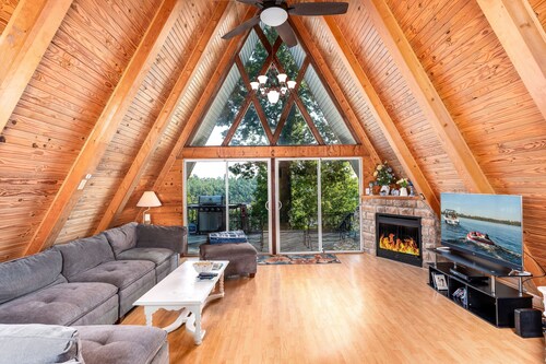 4 Bedrooms, Heated Private pool, hot tub, Game room, and Water Front View!