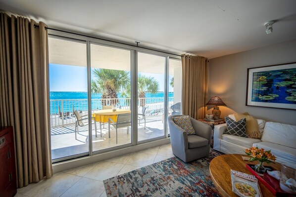 Smart-TV, DVD-Player, Bücher, Musikbibliothek