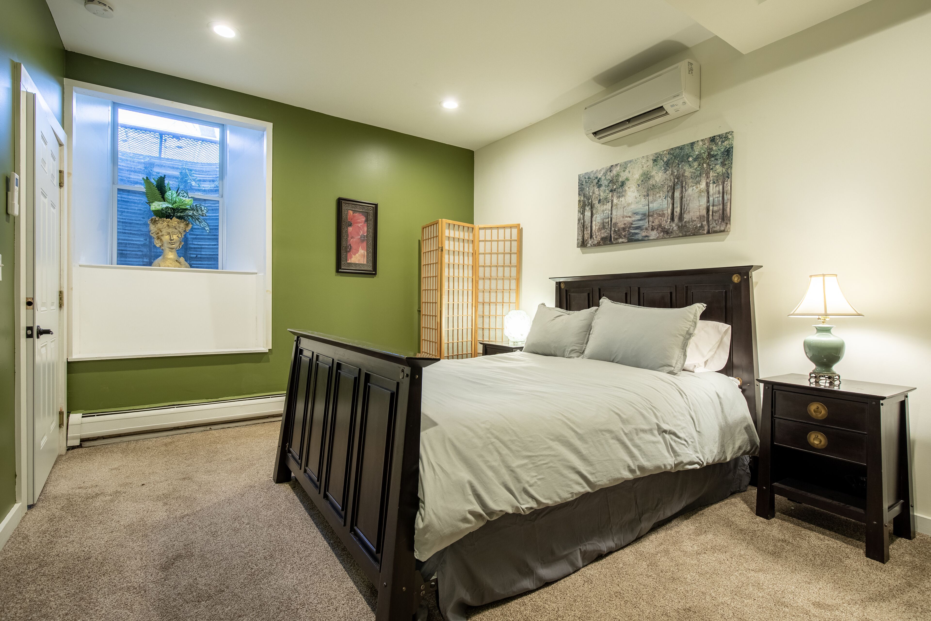 4 camere, biancheria da letto ipoallergenica, una scrivania