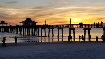 Chaises longues, serviettes de plage