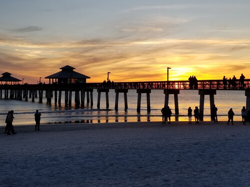 Lake Home With Heated Pool In Perfect Location