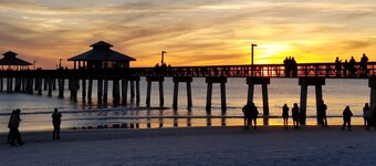 Lake Home With Heated Pool In Perfect Location