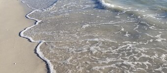 絶好のロケーションに温水プールのあるレイクホーム