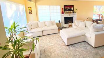 Smart-tv, eldstad, tv-spel och böcker