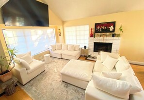 Una Smart TV, una chimenea, videojuegos, libros
