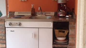 Refrigerador, microondas, cafetera/tetera, utensilios de cocina