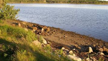 Rannalla, aurinkotuoleja, rantapyyhkeitä