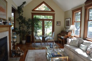 Älytelevisio, takka, DVD-soitin, kirjoja