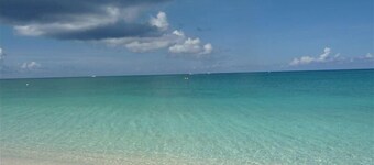 Oceanfront -on 7 Mile Beach- 1 Bed-Cayman Reef Resort # 21 Sleeps 4,