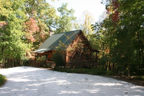 Charming Mountain Getaway - Red Fox Den.   Minimum 2 days——-maximum 14 days)