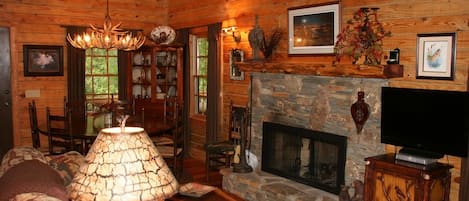 TV, peis, DVD-spiller og bøker