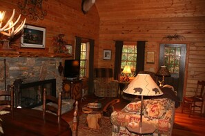 Téléviseur, foyer, lecteur de DVD, livres