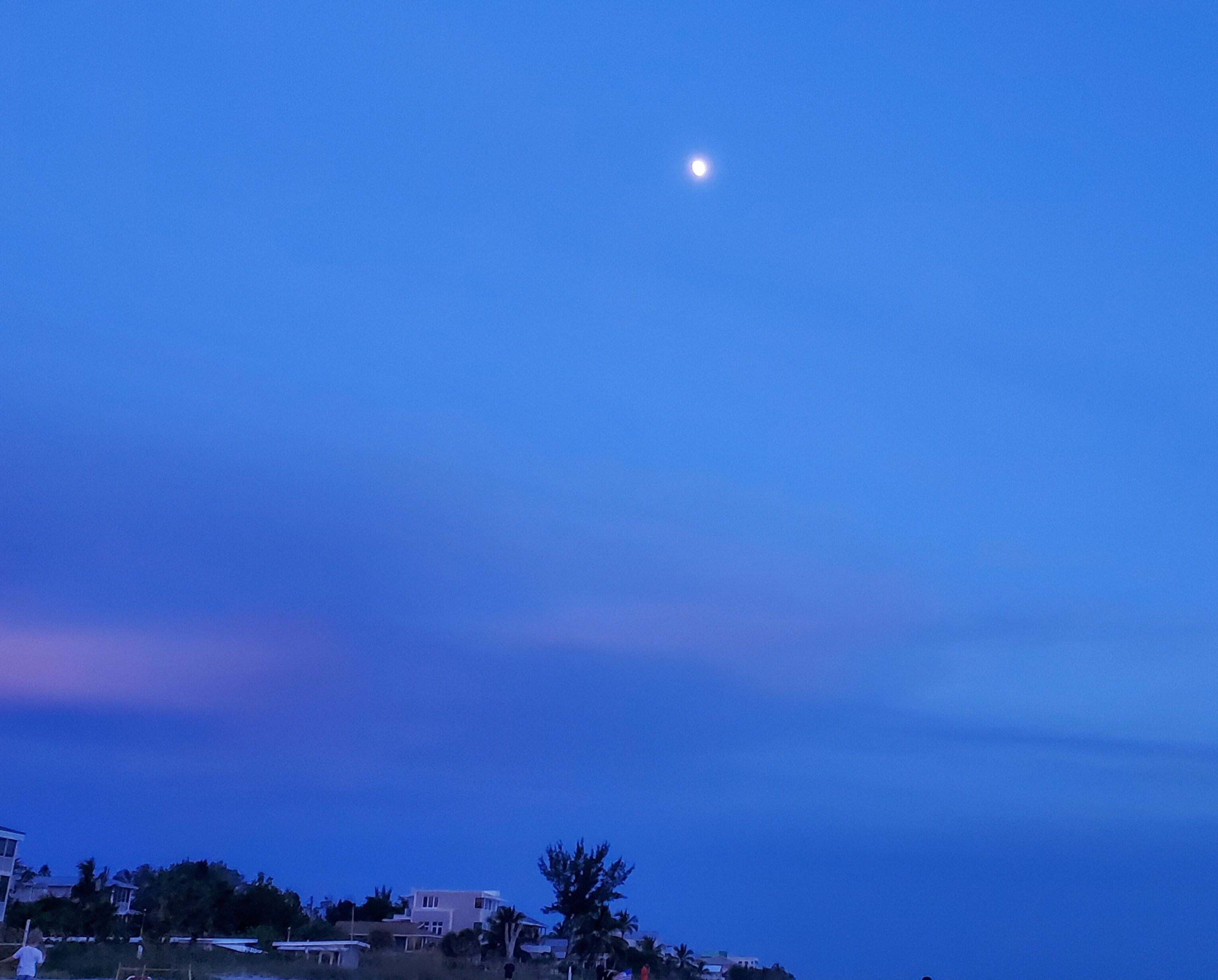 Un ciel nocturne dégagé avec une lune visible.