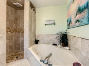 Dusche, Whirlpool, Haartrockner, Handtücher