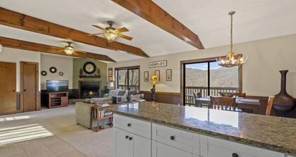Relaxing Cozy Cabin in the Heart of the Blue Ridge Mountains. Pet friendly