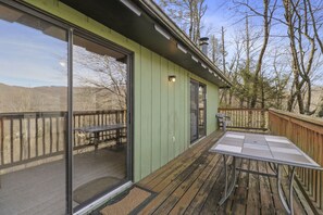 Outdoor dining - Relaxing Cozy Cabin in the Heart of the Blue Ridge Mountains. Pet friendly (Foscoe)