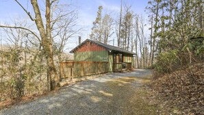A cabin with a gravel path leading to it, surrounded by trees. - Relaxing Cozy Cabin in the Heart of the Blue Ridge Mountains. Pet friendly (Foscoe)