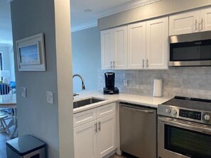 Frigorifero, microonde, lavastoviglie, macchina per il ghiaccio