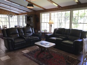 Smart TV, fireplace, DVD player, table tennis - Heated Pool, Private Tennis/Pickleball Court, Private Dock on Satilla River (Woodbine)