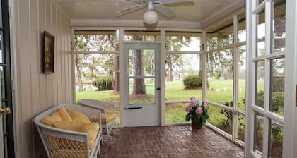 Genießen Sie den abgeschirmten Pool, Angeln, Private Tennis und Riverfront with Dock