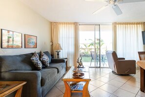 Smart TV, libri, impianto stereo, stampante