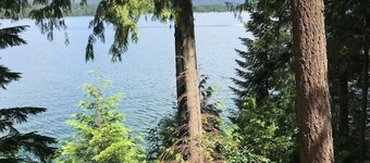Secluded waterfront with private deep water dock. 5 miles from Sandpoint WiFi