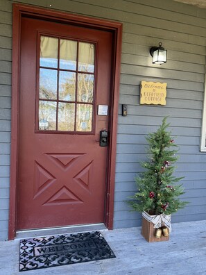Exterior detail - Deerfield Honeymoon Cottage at Autumn Ridge (Lexington)