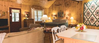 Deerfield Honeymoon Cottage at Autumn Ridge