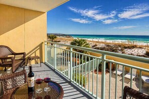 Property grounds - Pelican Isle – Gulf Front Gem, Granite, Free Beach Service, New Sofa Sleeper (Fort Walton Beach)