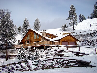 Cerca de la montaña casa con vistas localidad y la estación zona