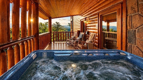 A+ Views & Location! Minutes 2 Dollywood. Hot Tub Games Pet Friendly Resort Pool