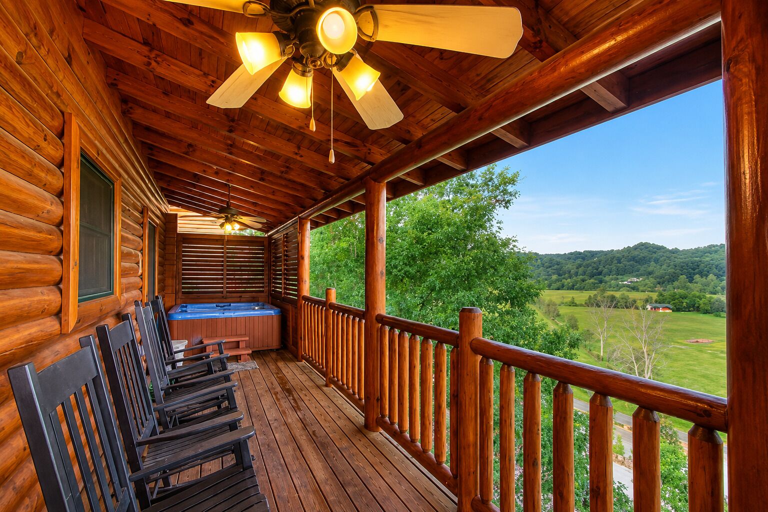 Una cabaña de madera con balcón, jacuzzi y vistas al campo.