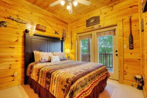 5 bedrooms, iron/ironing board, free WiFi, bed sheets - A+ Views & Location! Close to Parkway. Hot Tub, Games, Pet Friendly, Resort Pool (Pigeon Forge)