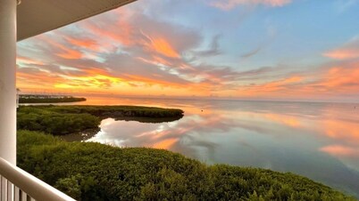 OCEAN MEMORIES CONDO- 2 Bedroom, 2 Bath Oceanfront w/ Pool & Hot Tub