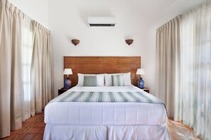 4 bedrooms, desk, WiFi