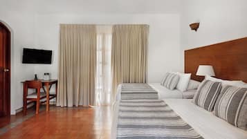 4 bedrooms, desk, WiFi